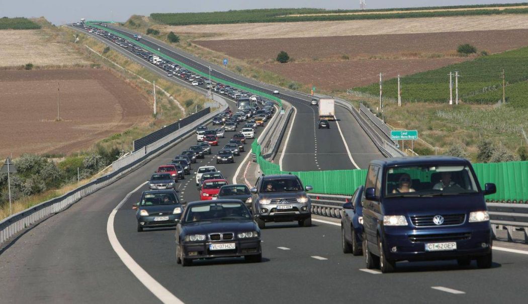 Razie a polițiștilor pe Autostrada Soarelui. Șoferii sunt controlați cu aparatele etilotest și antidrog - traficblocata21711633115-1723984358.jpg