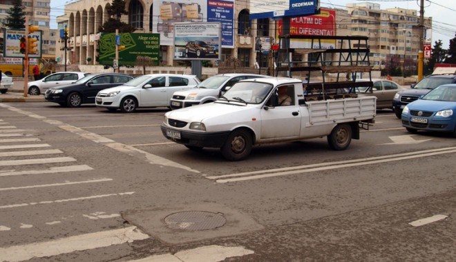 Aproape 35% dintre mașinile înmatriculate în mai au peste 13 ani - traficconstanta-1371571204.jpg