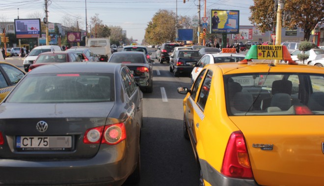 Înmatricularea mașinilor pe bandă rulantă continuă la Constanța - traficcopy-1352991040.jpg