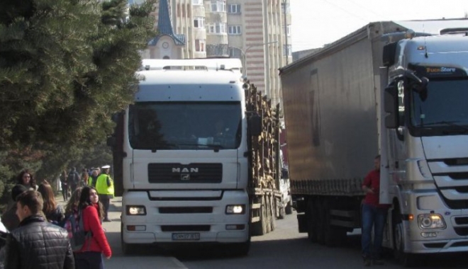 SCENE DE GROAZĂ PE DN7! S-a certat cu iubitul și a sărit dintr-un TIR aflat în mers - traficfalticeni1170x48045433100-1506406250.jpg