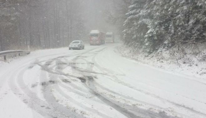Dum blocat din cauza zăpezii şi a viscolului; circulaţie în condiţii de iarnă!