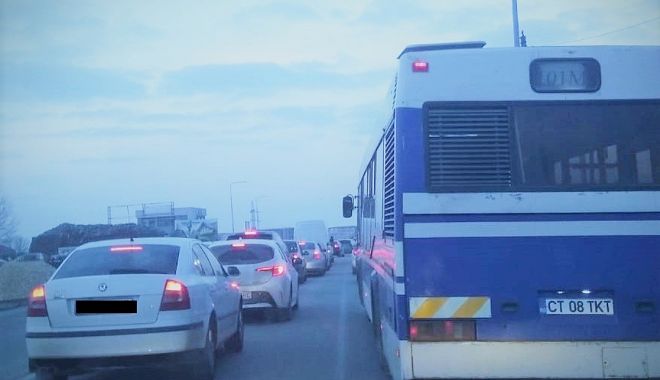 Trafic îngreunat pe bulevardul Aurel Vlaicu. Autobuzele ajung cu întârzieri în staţie - traficingreunatctbus-1614063445.jpg