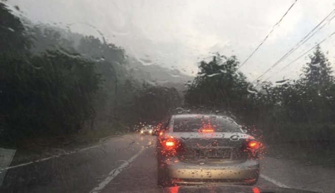 Accident rutier din cauza unui autotren deraiat! Traficul este întrerupt - traficn-1476173872.jpg