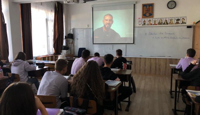 Profesori și elevi participanți la o acțiune de conștientizare a pericolului traficului de persoane