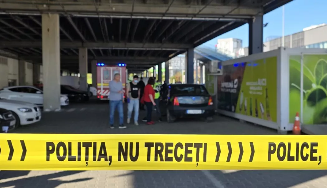 Tragedie într-o parcare. O fetiță de patru ani a murit în brațele mamei după ce i s-a făcut rău - tragedie-fetita-1775738277.webp