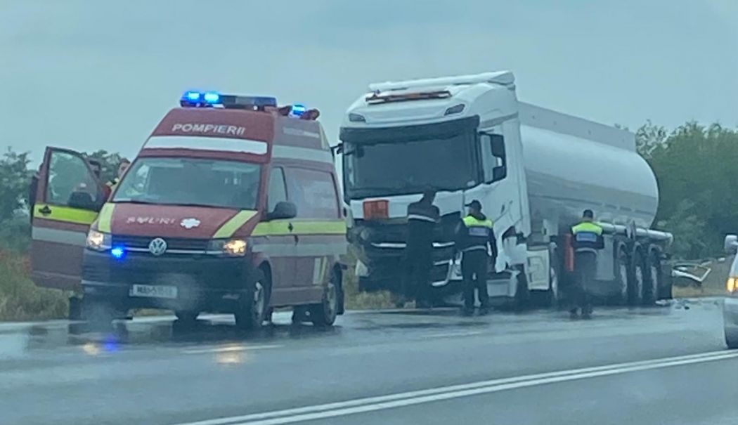 FOTO. TRAGEDIE RUTIERĂ LA CONSTANŢA! Impact fatal între o maşină şi o cisternă! Un bărbat a murit