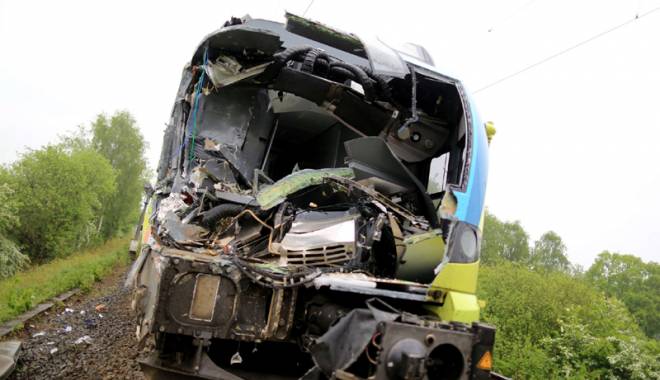 UPDATE / Tragedie feroviară în Germania. Zece morți și sute de răniți - tragedieferoviaragermania-1455027133.jpg
