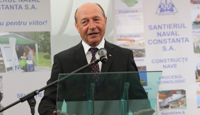 Traian Băsescu se află la Constanța, unde filmează un interviu pentru CNN în terminalul portuar - traianbasescu21-1365767875.jpg
