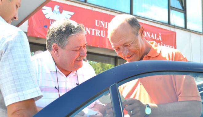 Ce cadouri a primit Băsescu la Mangalia - traianbasescu4-1315751405.jpg