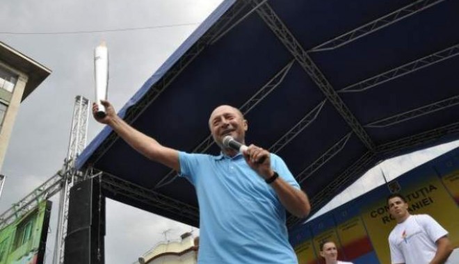 Traian Băsescu, la mitingul de susținere de la Cluj-Napoca. Președintele suspendat a aprins o 