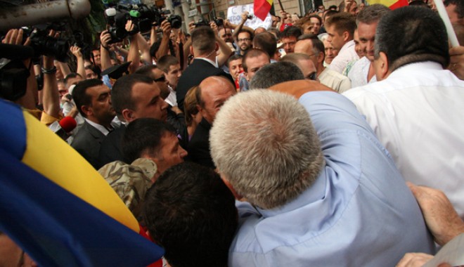 Băsescu a făcut o baie de mulțime la Chișinău - traianbasescubaiedemultimelachis-1374072468.jpg