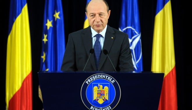 Traian Băsescu l-a decorat pe Nicolae Văcăroiu - traianbasescudecoratievacaroiu-1401981915.jpg
