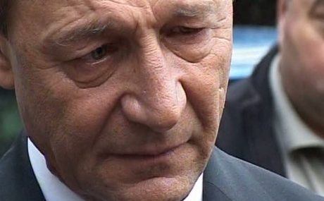 Traian Băsescu a comemorat un an de la moartea mamei sale la Cimitirul Central din Constanța - traianbasesculacrimi133943700-1317467308.jpg