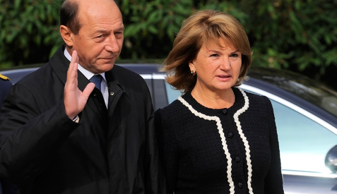 Traian Băsescu depune jurământul pentru a deveni cetățean moldovean - traianbasescumariabasescu-1478159743.jpg