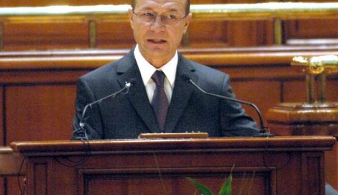 Vezi aici discursul președintelui Traian Băsescu - traianbasescuparlament-1341586520.jpg