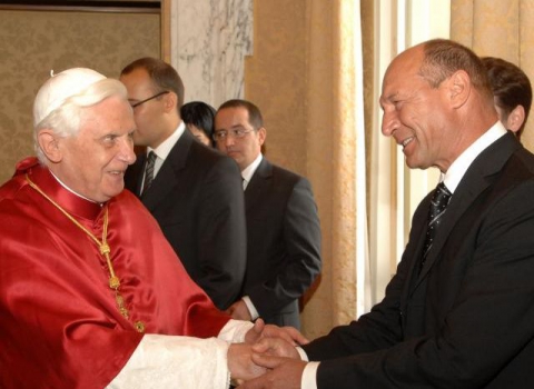 A început întâlnirea dintre președintele Traian Băsescu și Papa Benedict al XVI-lea - traianbasescuvafiprimitvineridep-1360928038.jpg