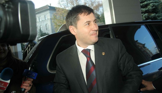 Igaș i-a chemat la discuții pe sindicaliștii care protestau în fața MAI - traianigas-1313782527.jpg