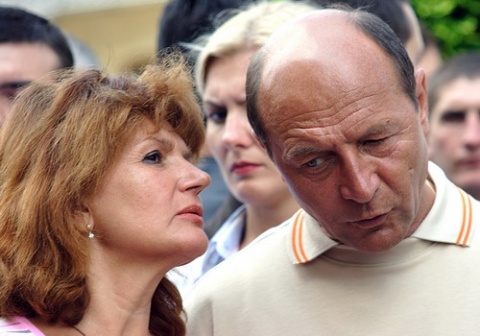 Președintele Băsescu și soția sa s-au recules la catafalcul părintelui Arsenie Papacioc - traianmariabasescu-1311147037.jpg