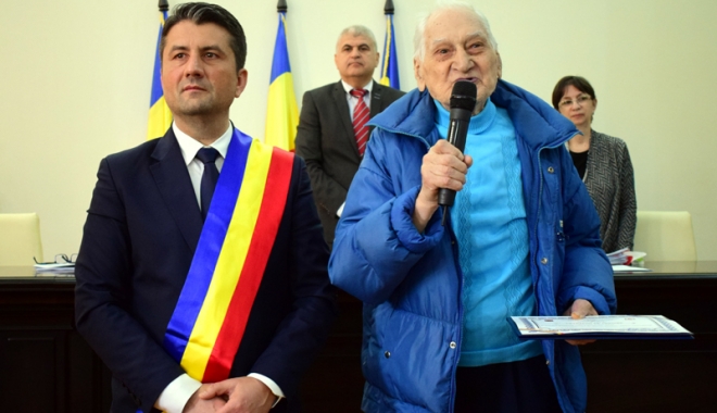 Profesorul Traian Petcu a primit placheta ce atestă că este cetățean de onoare al Constanței - traianpetcudecebalfagadau13-1493305879.jpg