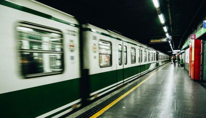 Femeie împinsă sub roțile metroului de un necunoscut. Agresorul, căutat de poliție - train30957571280465x390-1517066555.jpg