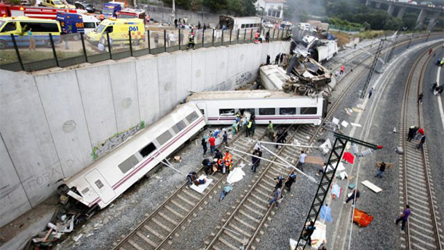 Galerie FOTO. Unsprezece persoane, puse sub acuzare în Spania în cazul accidentului feroviar din iulie 2013 - traincrash016-1399702139.jpg