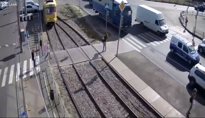 IMAGINI ȘOCANTE! Tânără lovită în plin de un tramvai! A rămas fără picior, în timp ce se uita în telefon - tram188211300-1506535530.jpg