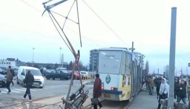 Un tramvai plin cu călători s-a dezmembrat în mers - tramvai23706100-1550059234.jpg