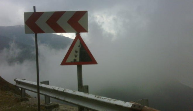 Accident pe Transfăgărășan / Un microbuz a căzut în prăpastie - transfagarasan-1374933750.jpg
