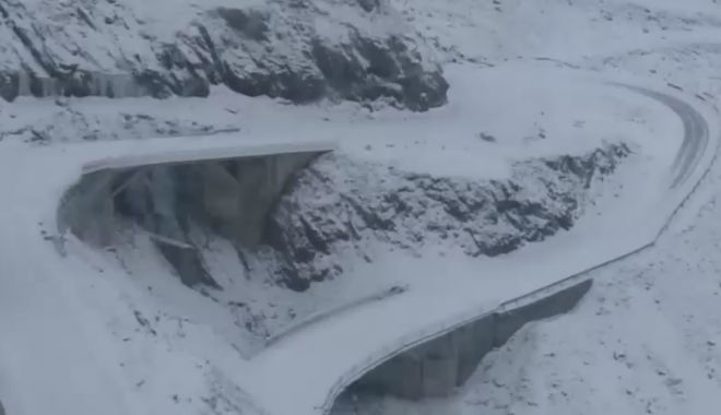 Traficul rutier este blocat pe Transfăgărășan - transfagarasaniarna2017-1549998455.jpg