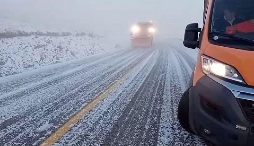 Furtună cu grindină pe Transalpina. „A căzut din cer atâta gheaţă cum n-am văzut de câţiva ani de când trăiesc aici”
