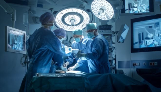 Chirurgii din SUA au transplantat pentru prima dată un rinichi de porc la un om, iar organul nu a fost respins - transplant-1634739248.jpg
