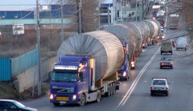 Vehiculele agabaritice plătesc 1.000 de euro pentru a tranzita România - transport-1379631852.jpg