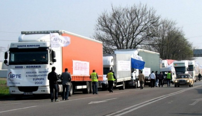 DISCUȚII DECISIVE PE RCA. Transportatorii renunță la protest! Tarifele RCA, înghețate șase luni - transportatoriprotest45597600-1473834673.jpg
