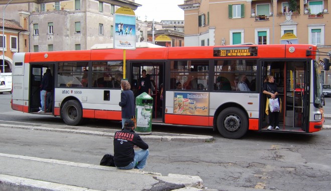 Un primar din Italia vrea autobuze separate pentru ROMI - trasport-1414305884.jpg
