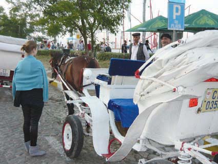 Turiștii stau departe de 