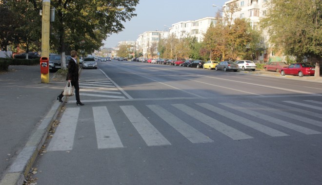 Lovit de două mașini. Bărbatul era pe trecerea de pietoni - trecere-1384775962.jpg