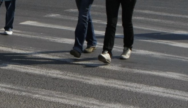 Pieton lovit de mașină, pe strada Soveja - trecere1322259767-1386166766.jpg