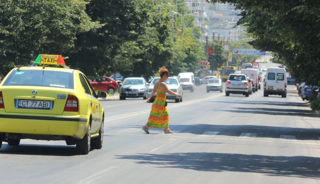 O zi în trafic în Constanța / Cum se parchează pe mijlocul bulevardului (VIDEO) - treceredepietonimaculrosu3-1342599833.jpg