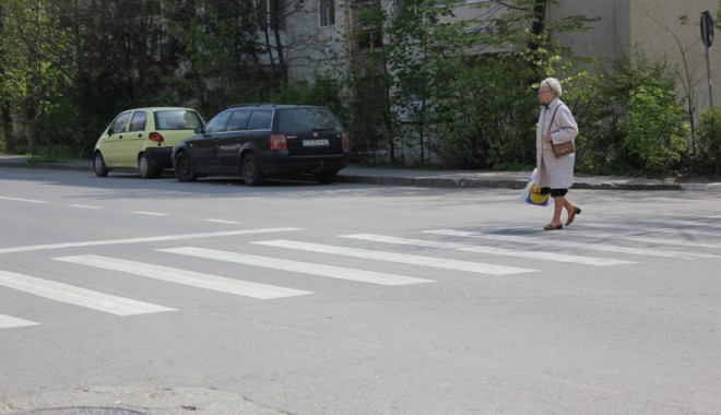 Cum răsar trecerile de pietoni pe șoselele Constanței - treceredepietonistradailcaragial-1334946544.jpg