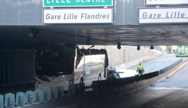 Imagini uluitoare. Un autocar prea înalt a intrat cu viteză într-un tunel - trei-1437979966.jpg