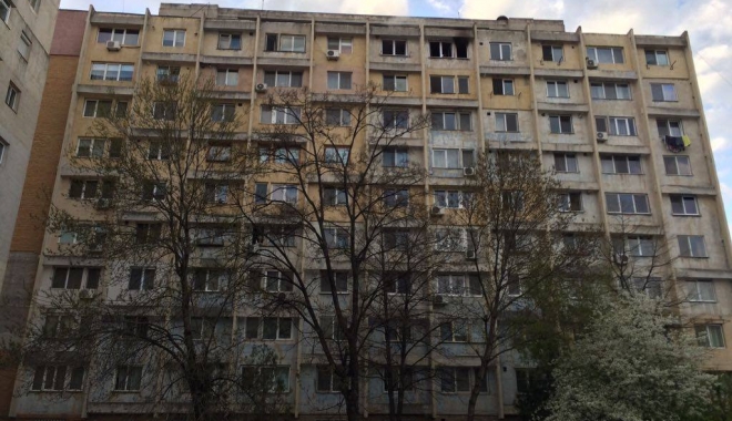 Galerie foto. PANICĂ ÎNTR-UN BLOC DIN CONSTANȚA. Zeci de locatari evacuați, după ce un apartament a fost cuprins de flăcări - trei-1492191545.jpg