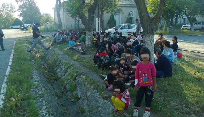Trei călăuze reținute pentru cel mai mare grup de emigranți ilegali ajuns la Constanța - treicalauzeretinutemigrantimanga-1410892061.jpg