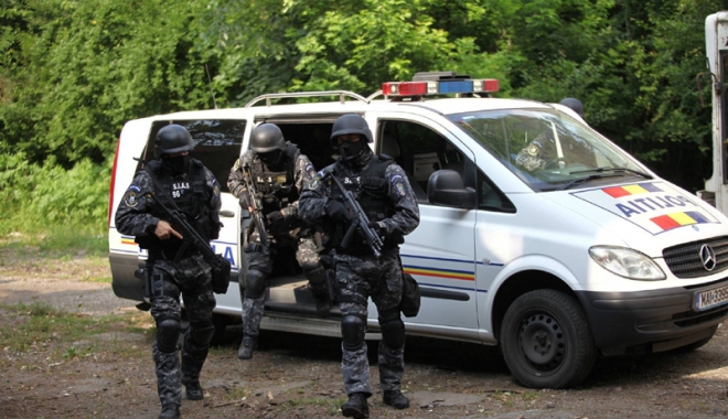 Trei indivizi  din Constanța specializați în furturi, 