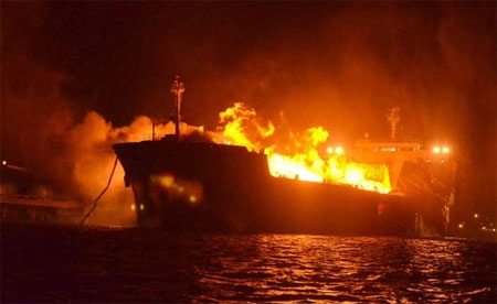 INCENDIU DEVASTATOR! CLIPE TERIBILE PENTRU TREI MARINARI - treimarinariraniti-1449076584.jpg