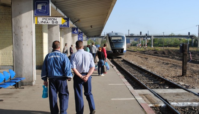 CFR introduce trenuri estivale pentru mare și munte - tren-1371285684.jpg