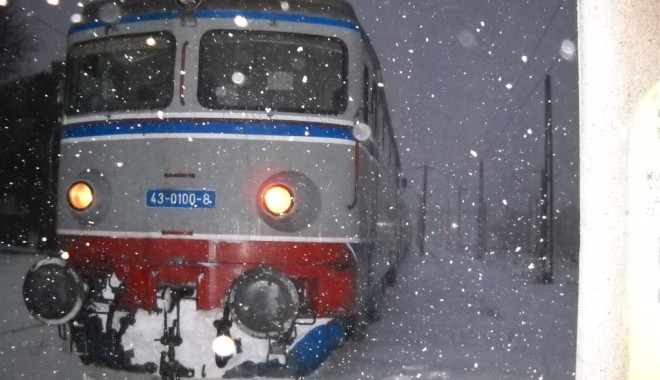 Pe magistrala București - Constanța trenurile circulă tractate doar cu locomotive Diesel - tren-1391013624.jpg