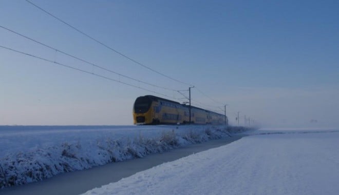 Pe magistrala București - Constanța trenurile încă circulă tractate cu locomotive Diesel - tren-1391068580.jpg