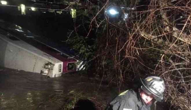 Tren deraiat! Un vagon a căzut într-un râu. 14 victime - tren-1457422469.jpg