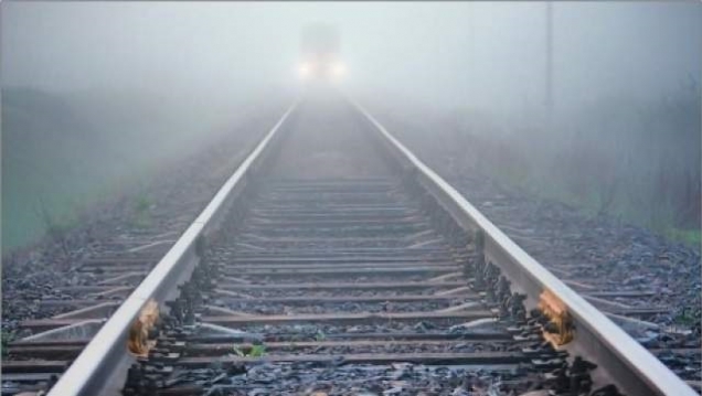 BEBELUȘ PIERDUT PRINTRE ȘINELE DE TREN! Tatăl spune că cel mic a plecat singur de acasă - tren-1530775076.jpg