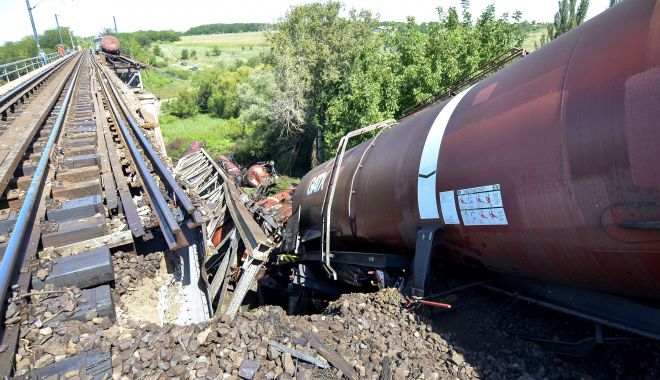 Mecanicul utilajului CFR deraiat în zona Titu avea alcoolemie de 0,80 mg/l - tren-1534425508.jpg
